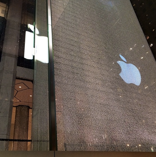 Illustration for article titled Snowblower turns Fifth Avenue Apple Store glass into beautiful painting
